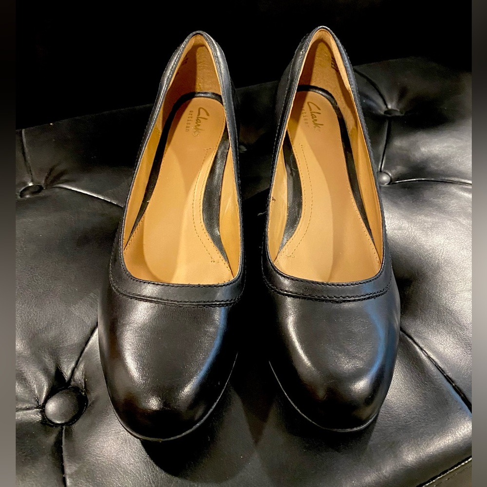 Clarks artisan Black Leather Pumps size 8.5